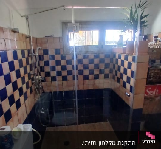 חדר אמבטיה עם מקלחון זכוכית וריצוף צבעוני